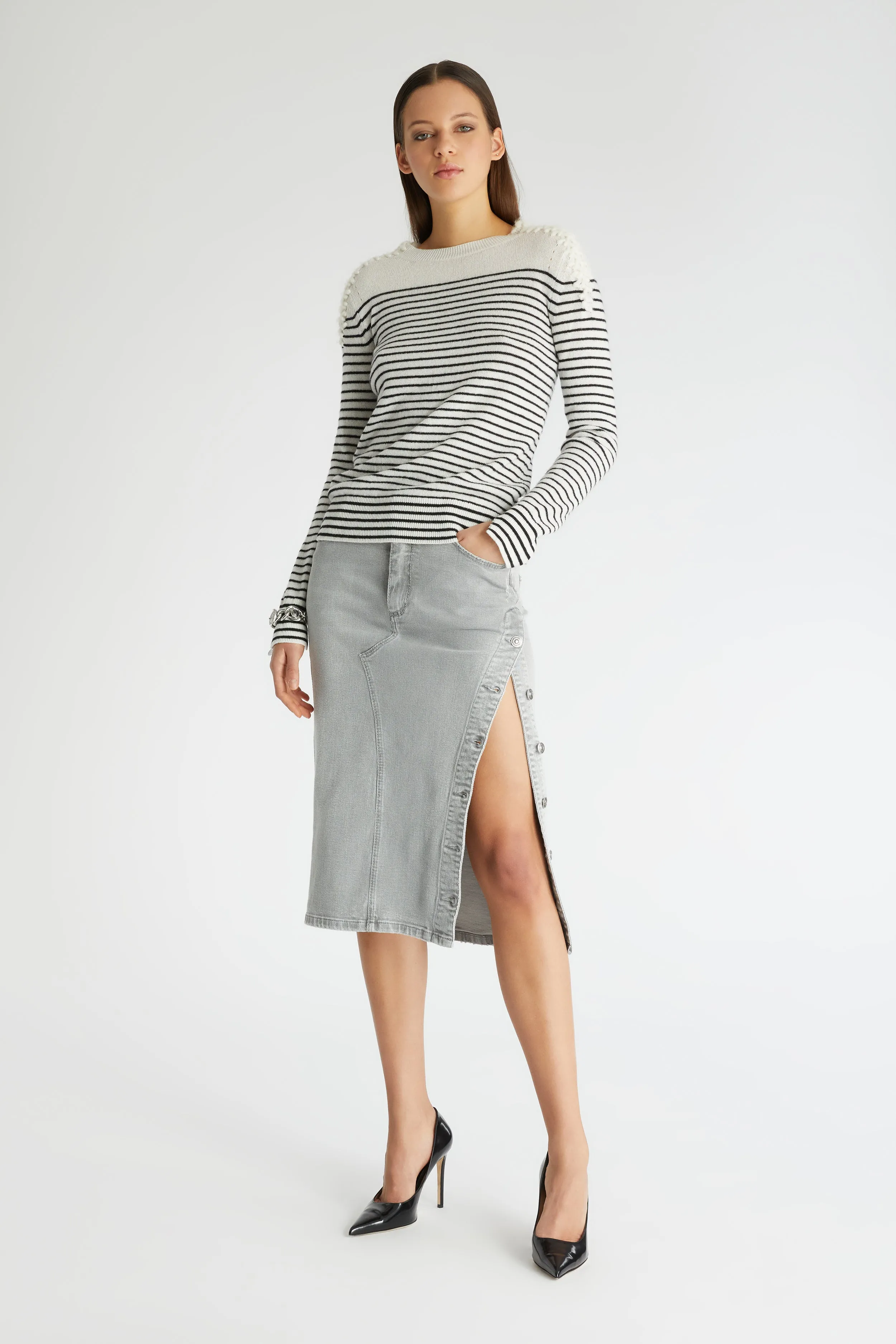 Pencil skirt with buttons in gray denim fabric